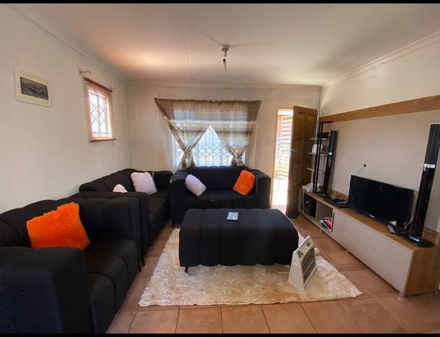 2 BEDROOM HOUSE FOR SALE IN STRETFORD